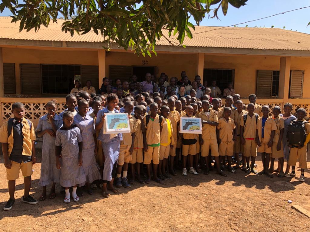 Guinean school children posing