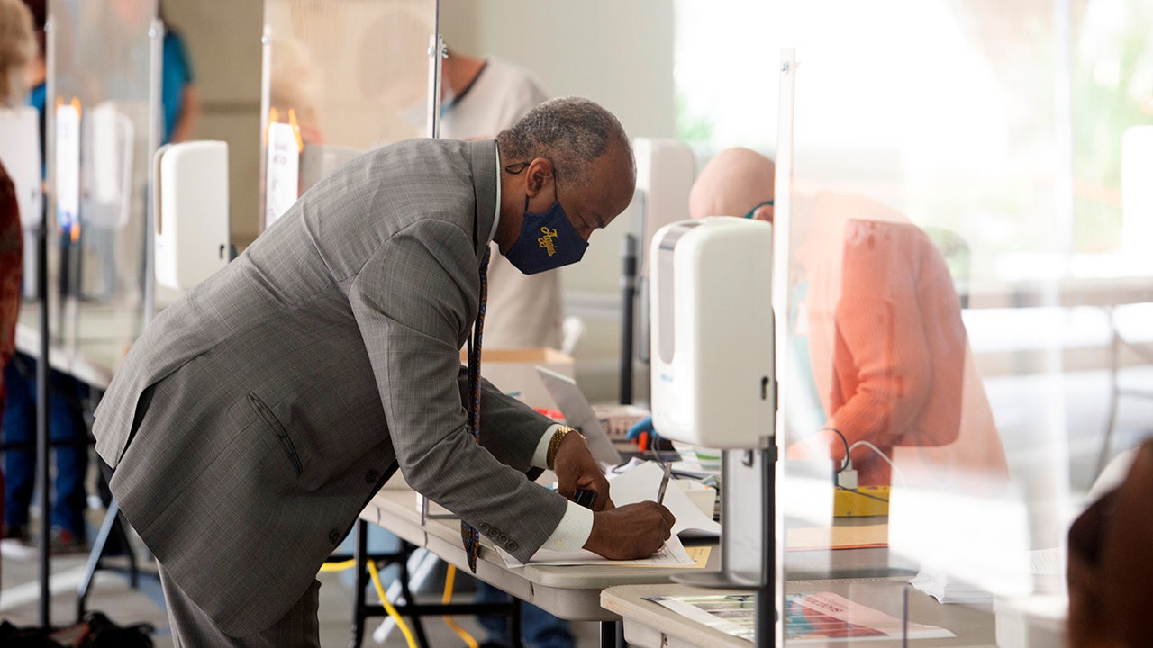 Chancellor May completes paperwork at the campus’s first COVID-19 testing kiosk, September 2020.
