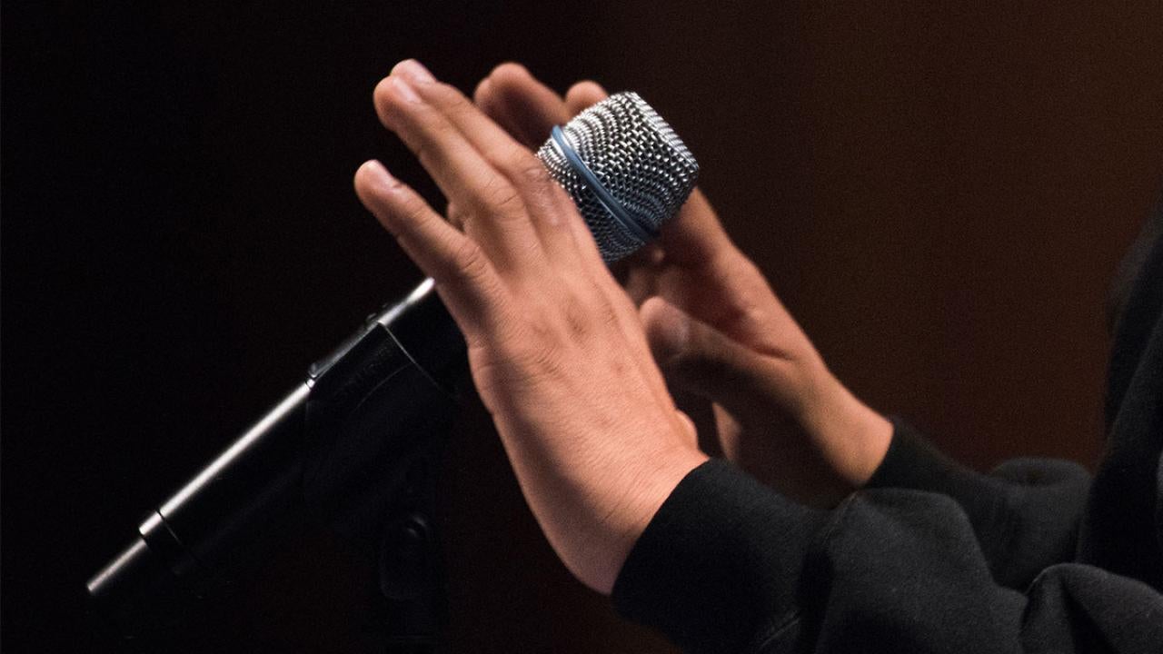 Hands with mic