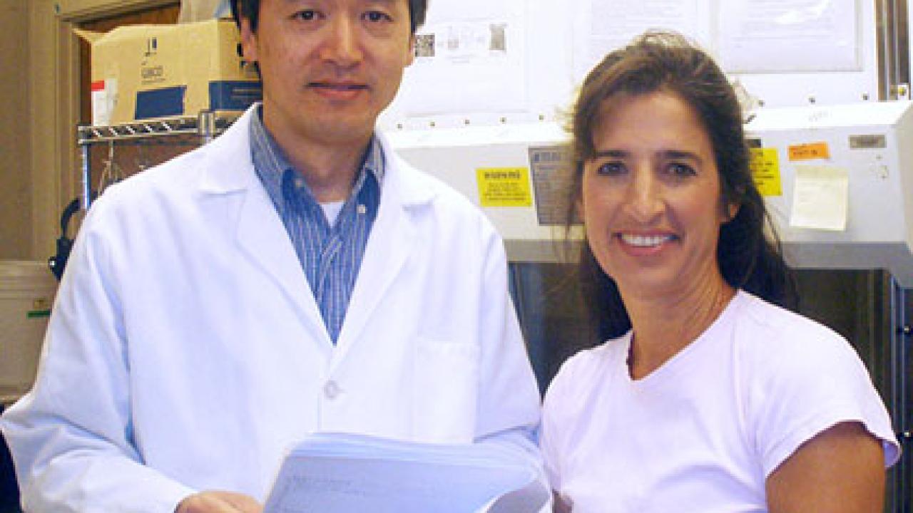 Photo: Zheng Xing and Carol Cardona in the lab