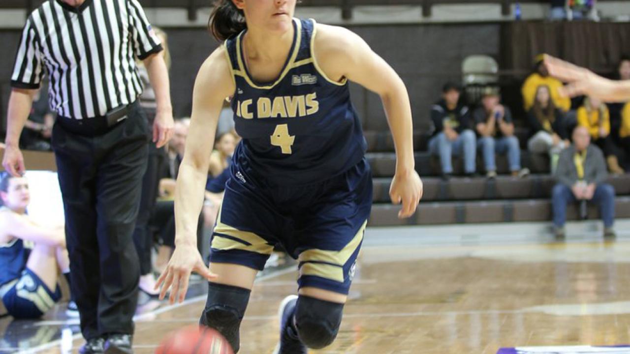 Rachel Nagel dribbles the ball.