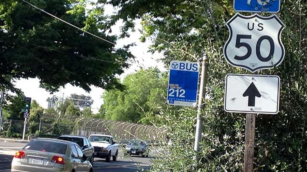 Photo: Arrow sign pointing way to U.S. Highway 50