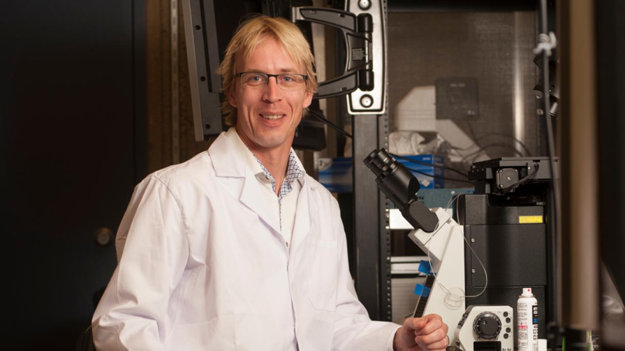 Mark Huising, environmental, in lab