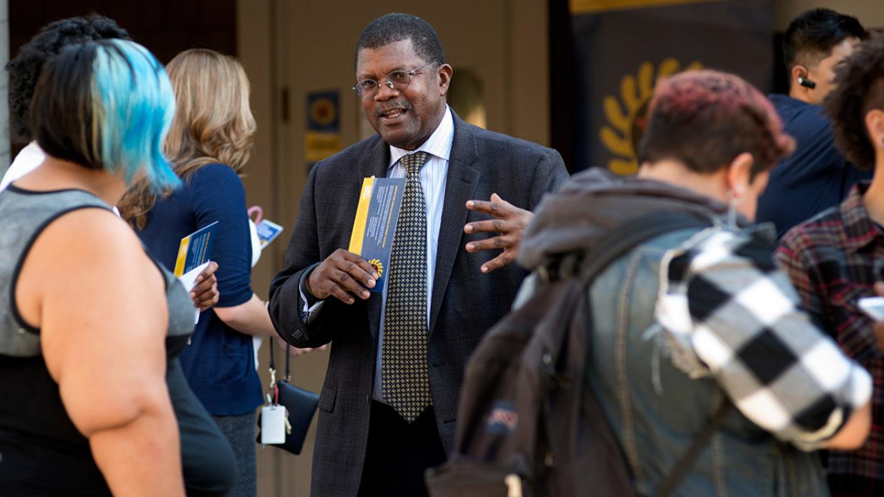 Walter Robinson talks with students.