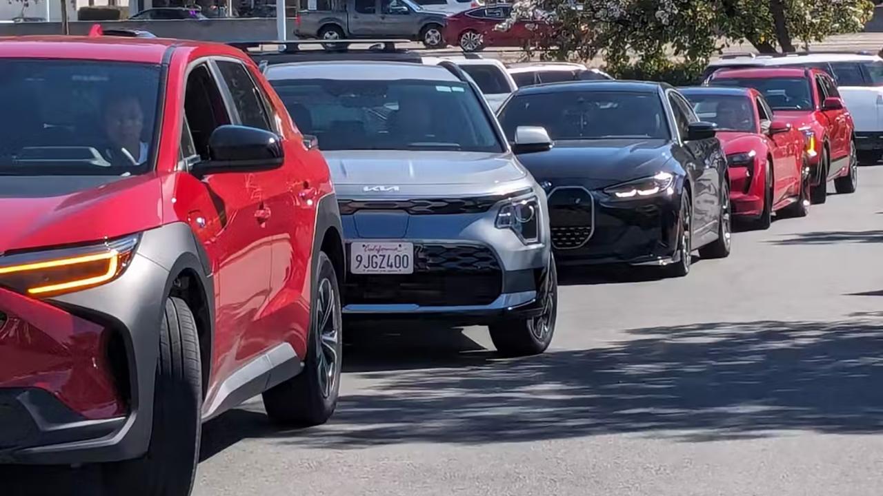  A line of cars in the sunshine. 