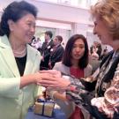 Photo: The vice premier and the chancellor exchange gifts.