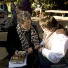 el Munger talks with professor emerita and poet Sandra Gilbert after their joint poetry reading in the arboretum Nov. 12. 